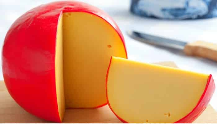 What does Queso de Bola taste like? 