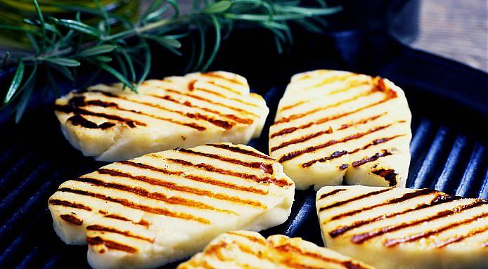What is the best way to eat halloumi cheese?